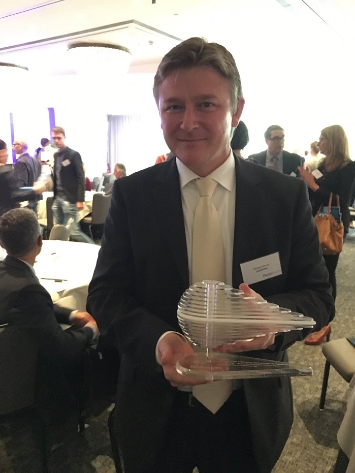 Dr Michael Schmidt, Co-CEO of CFRTP composites at Covestro, took the trophy at the 2017 European Plastics Innovation Awards ceremony in Brussels. © Covestro